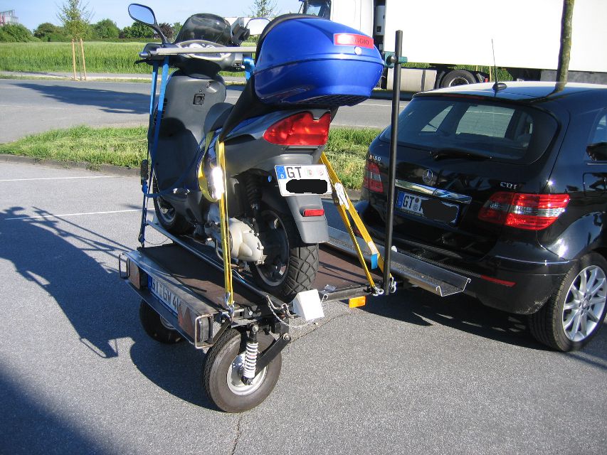 FLINK_F2_%20mit%20Roller_und_Mercedes_Heck_web