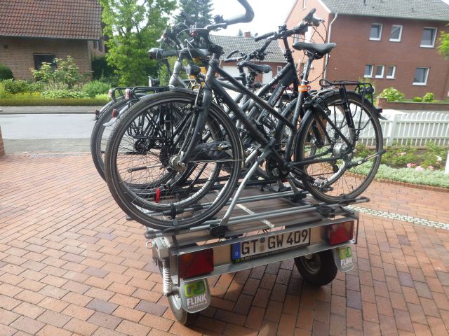 FLINK_F2_mit_4_Fahrraeder_von_hinten_web